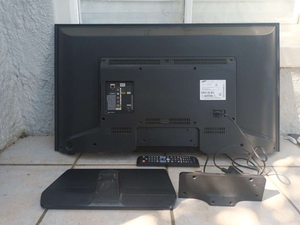 Samsung 40" Smart TV Model UA40H5203ER