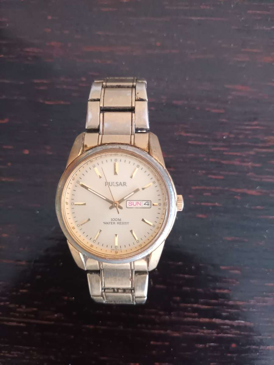 VINTAGE Pulsar Mens VJ33-X004 Classic Day Date Gold Tone Quartz Analog Watch