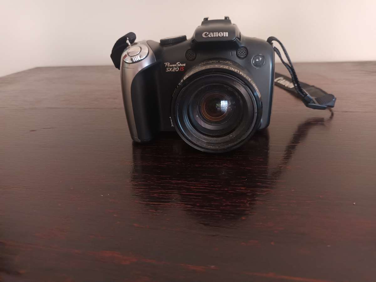 Canon PowerShot SX20 IS 12.1MP CCD Bridge Camera