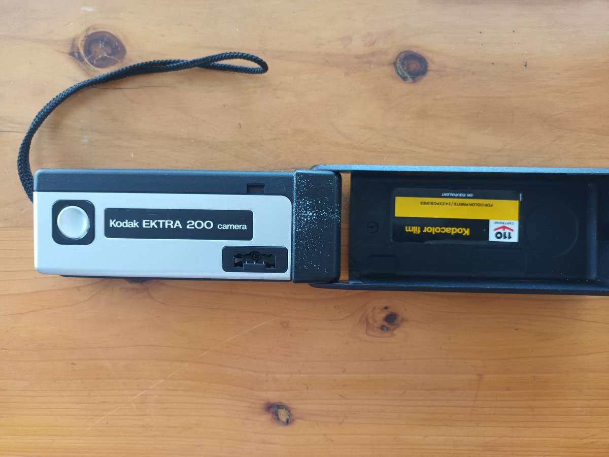 VINTAGE Kodak Ektra 200 Camera