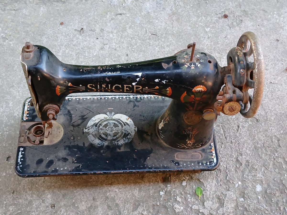 ANTIQUE Singer Sewing Machine For Restoration Model No. Y6376083