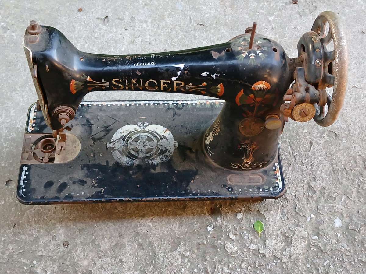 ANTIQUE Singer Sewing Machine For Restoration Model No. Y6376083