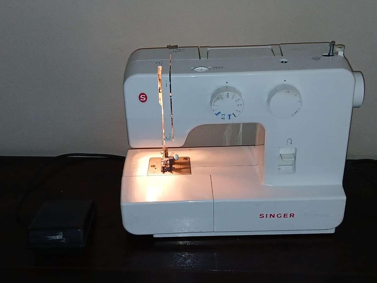 Singer Promise Sewing Machine Model 1409