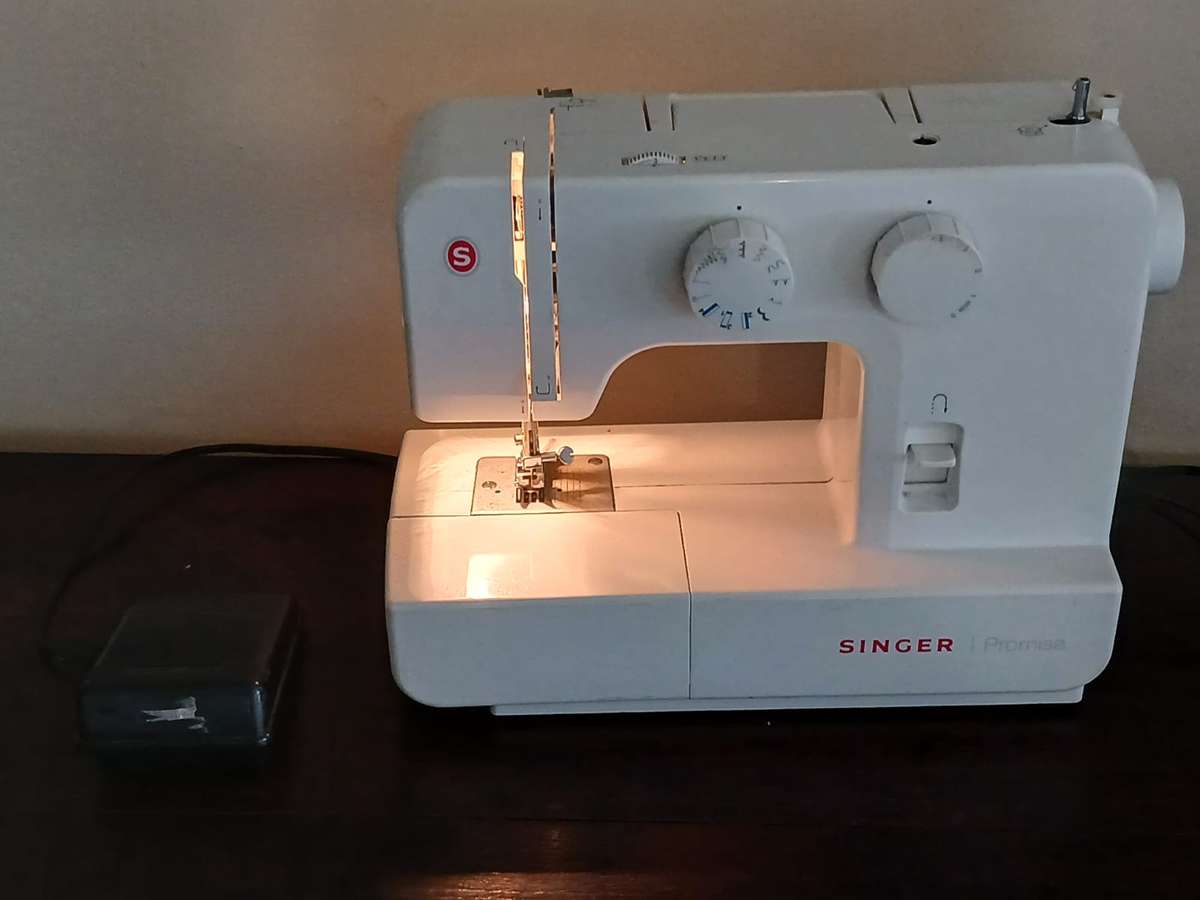 Singer Promise Sewing Machine Model 1409