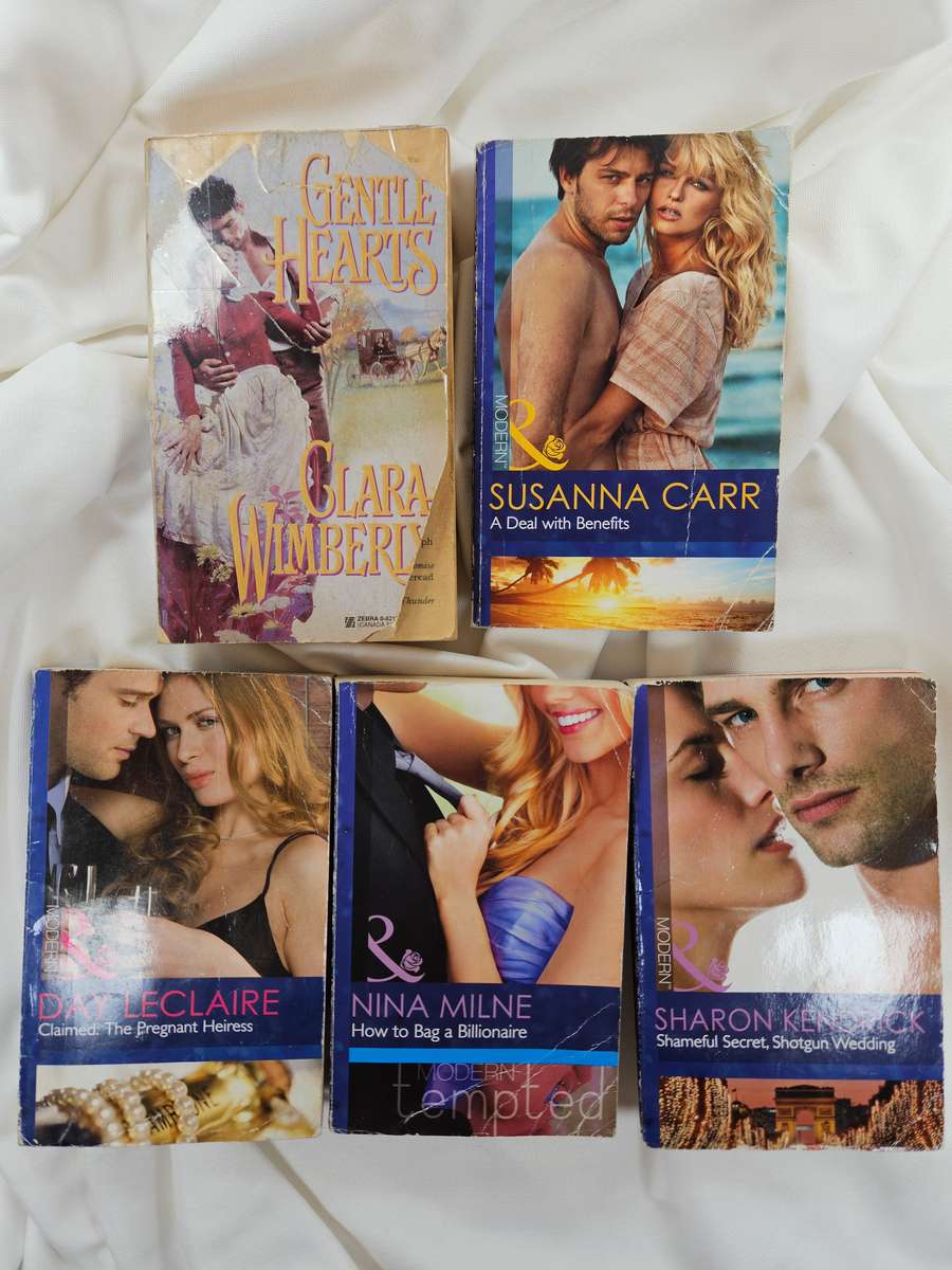 BOOK BUNDLE: 5x Romance Novels (Less than perfect condition)