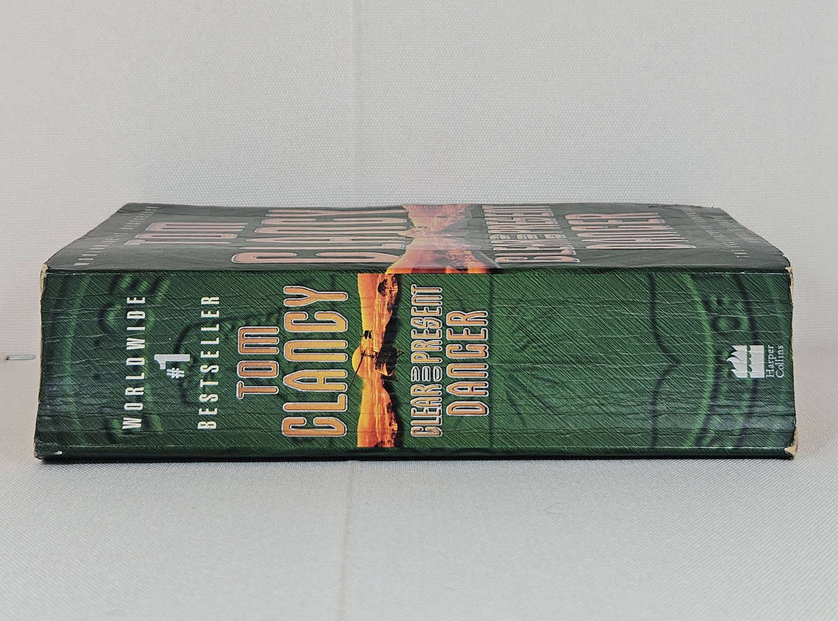 Clear and Present Danger (Jack Ryan #5) by Tom Clancy - Paperback