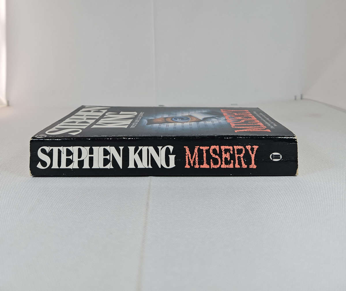 Misery by Stephen King - Paperback (18th impression)