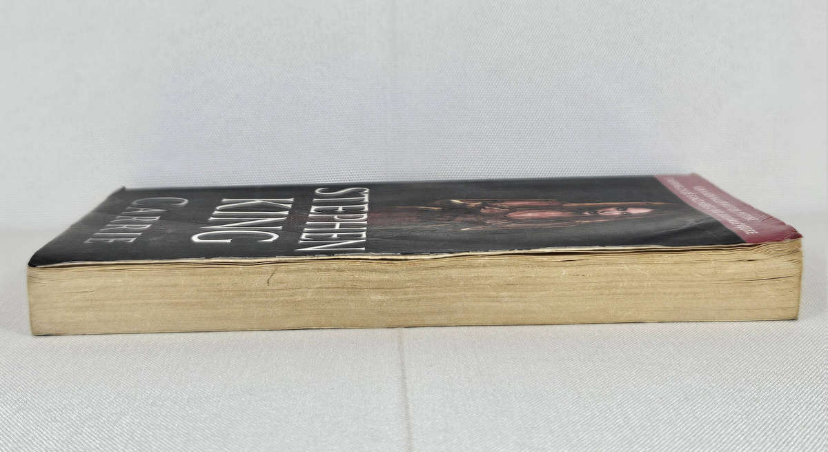 Carrie by Stephen King - Paperback