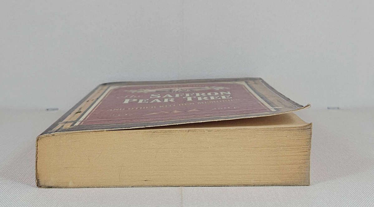The Saffron Pear Tree and Other Kitchen Memories by Zuretha Roos - Paperback
