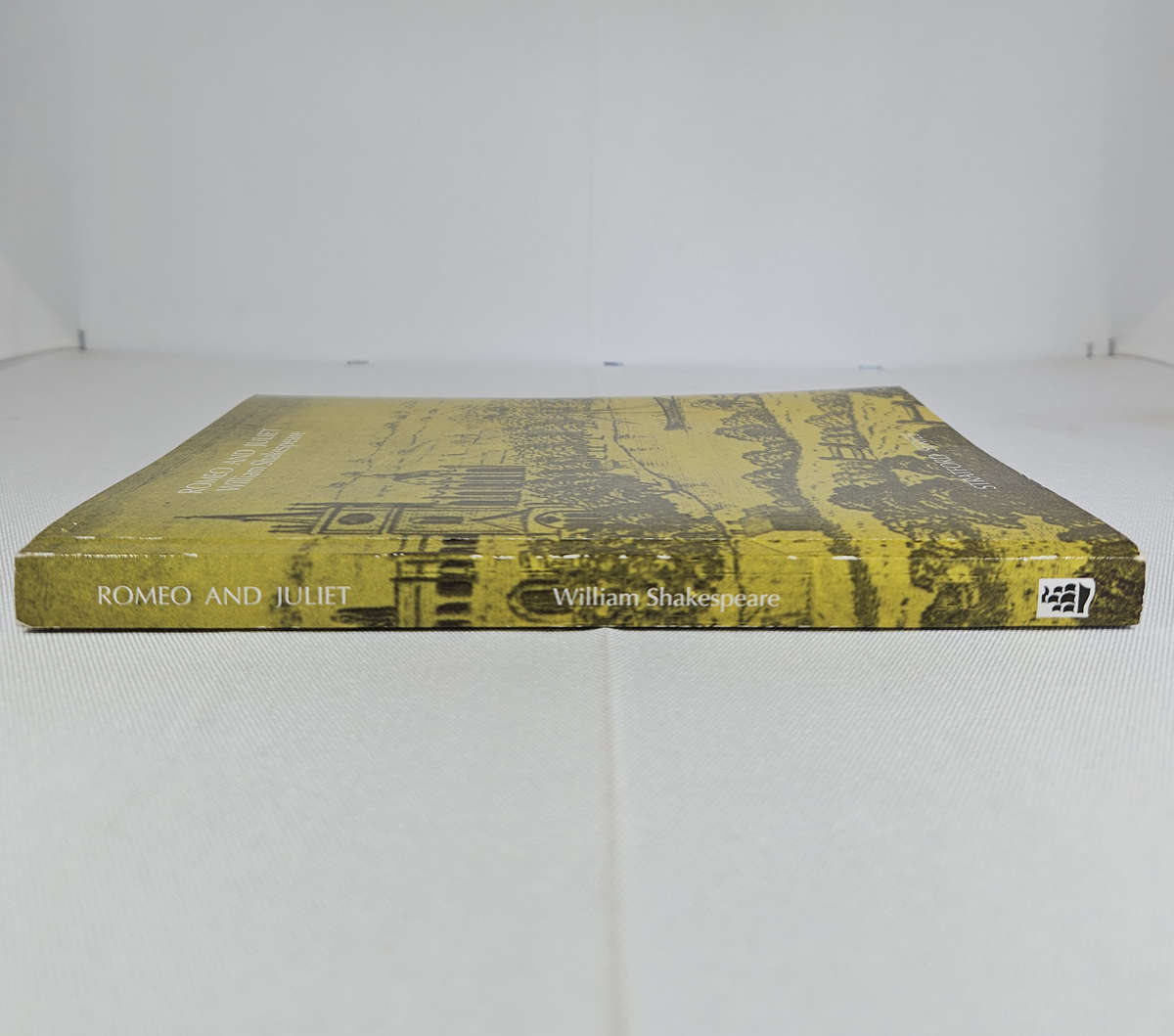 Romeo and Juliet (Stratford Series) by William Shakespeare - Paperback