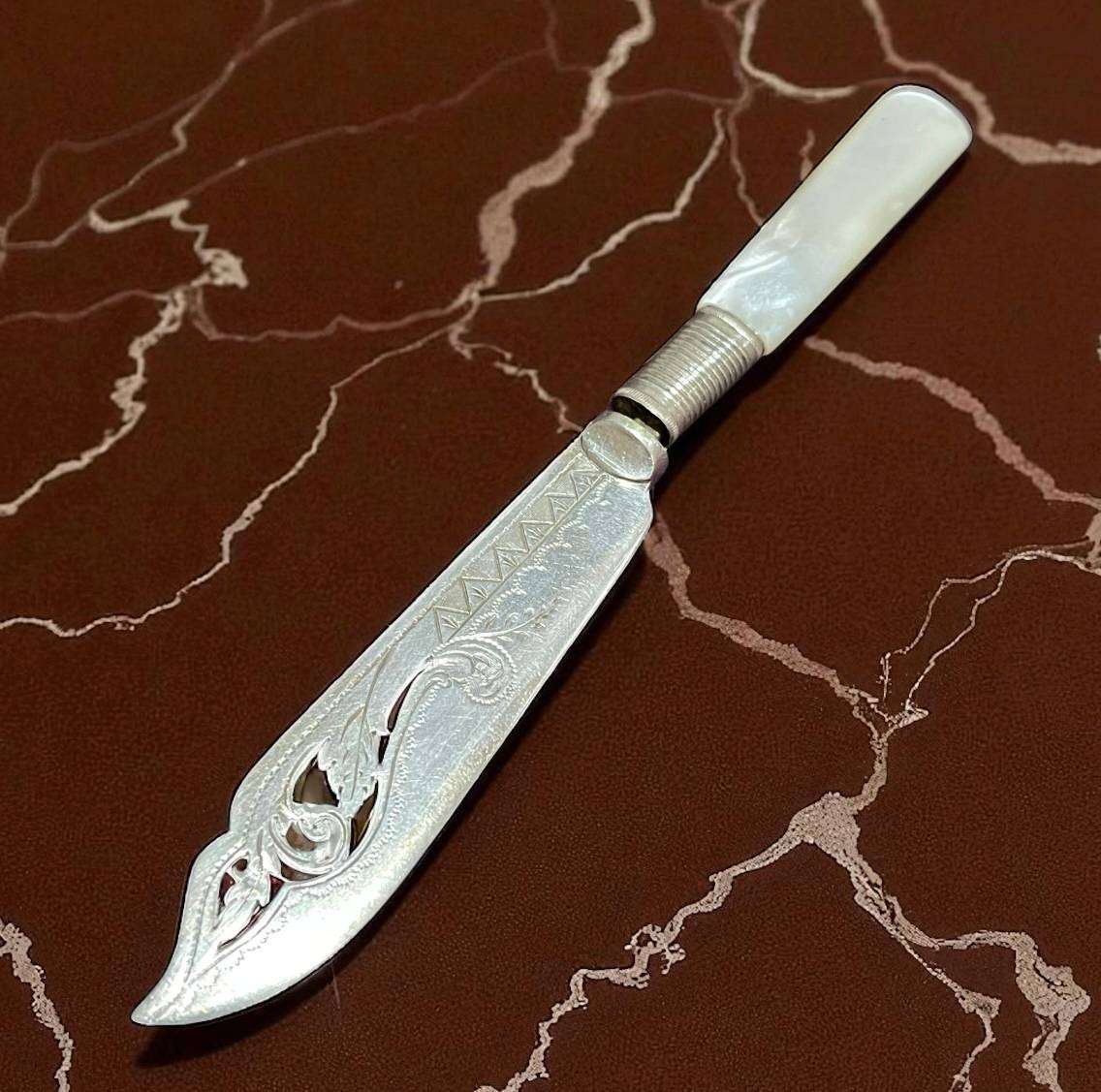 Butter/pate knife mother of pearl(NR33)