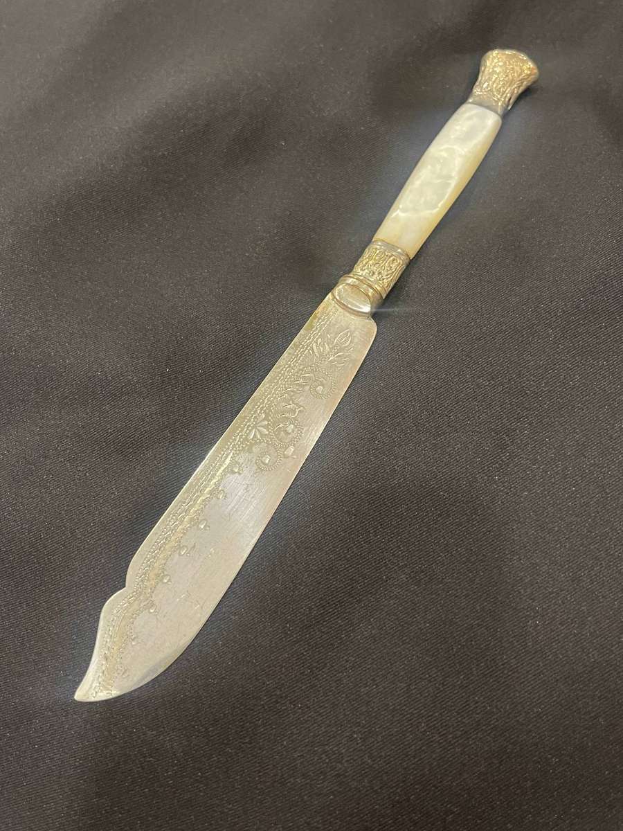 Knives mother of pearl each