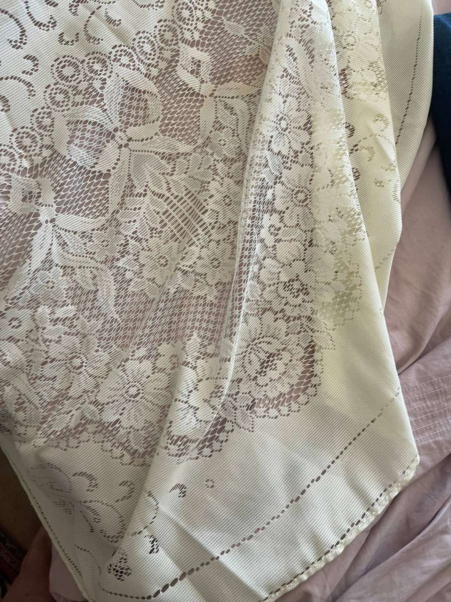 Tablecloth lace round each(NR23)