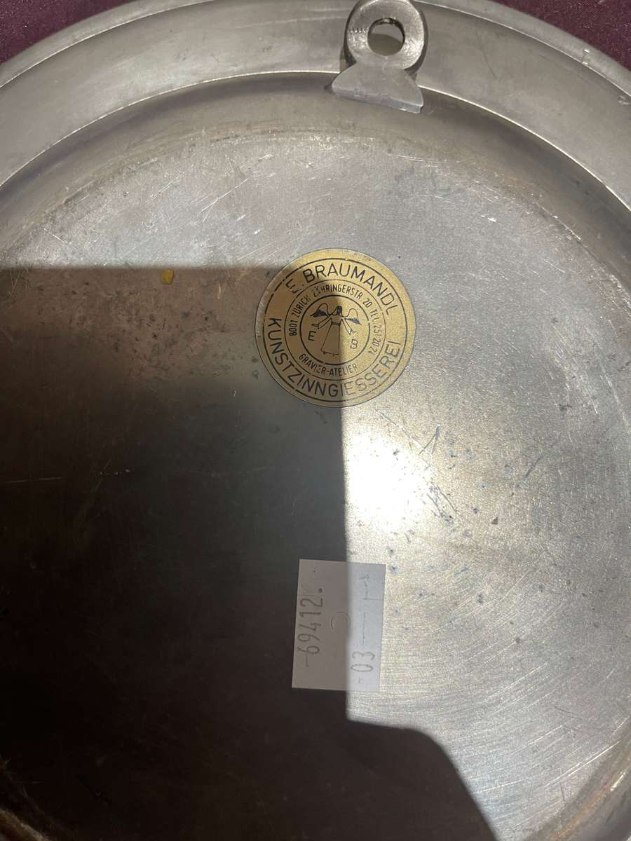 Plate pewter display