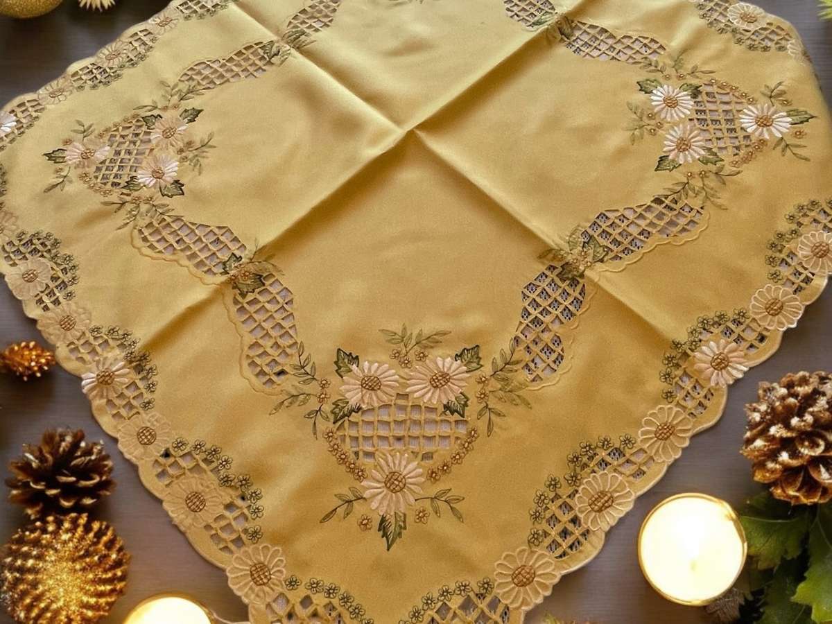 Table overlay /centre piece guipere lace(12)