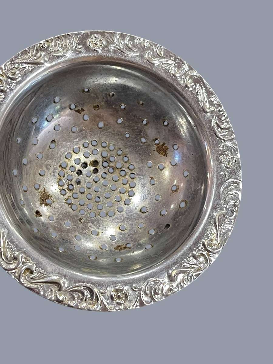 Delft stand tea sieve