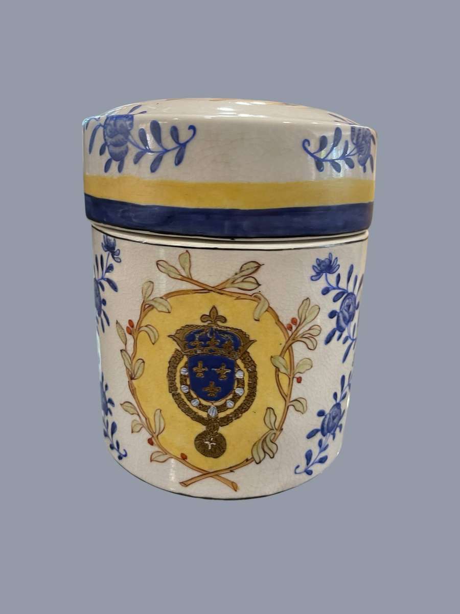Holder lidded
