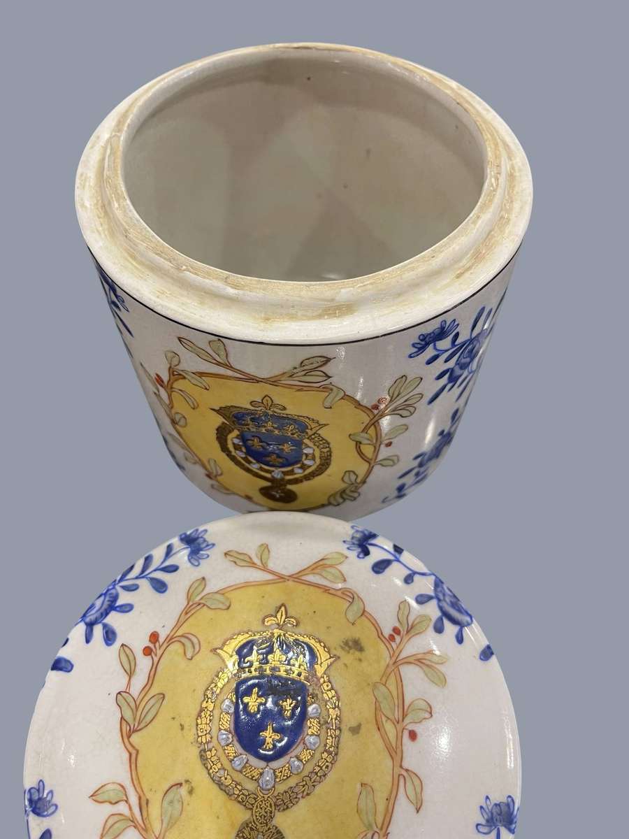 Holder lidded