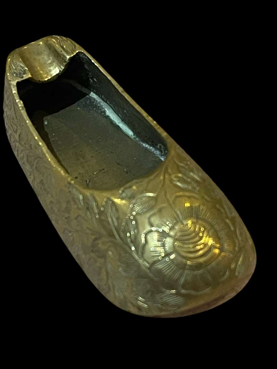 Ornament shoe brass