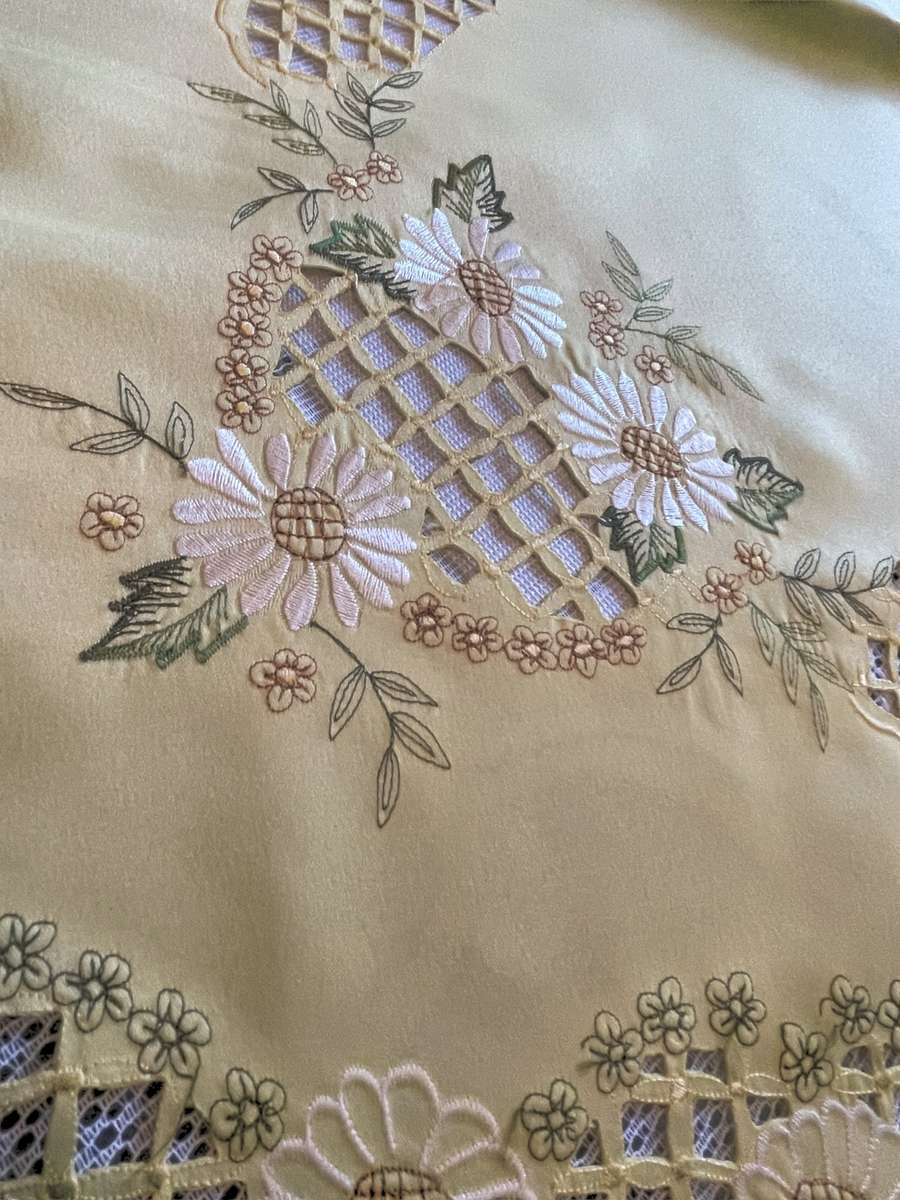 Table overlay /centre piece guipere lace(12)