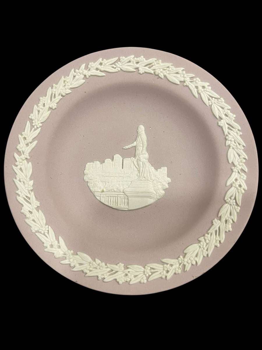 Plate display Wedgwood  lilac