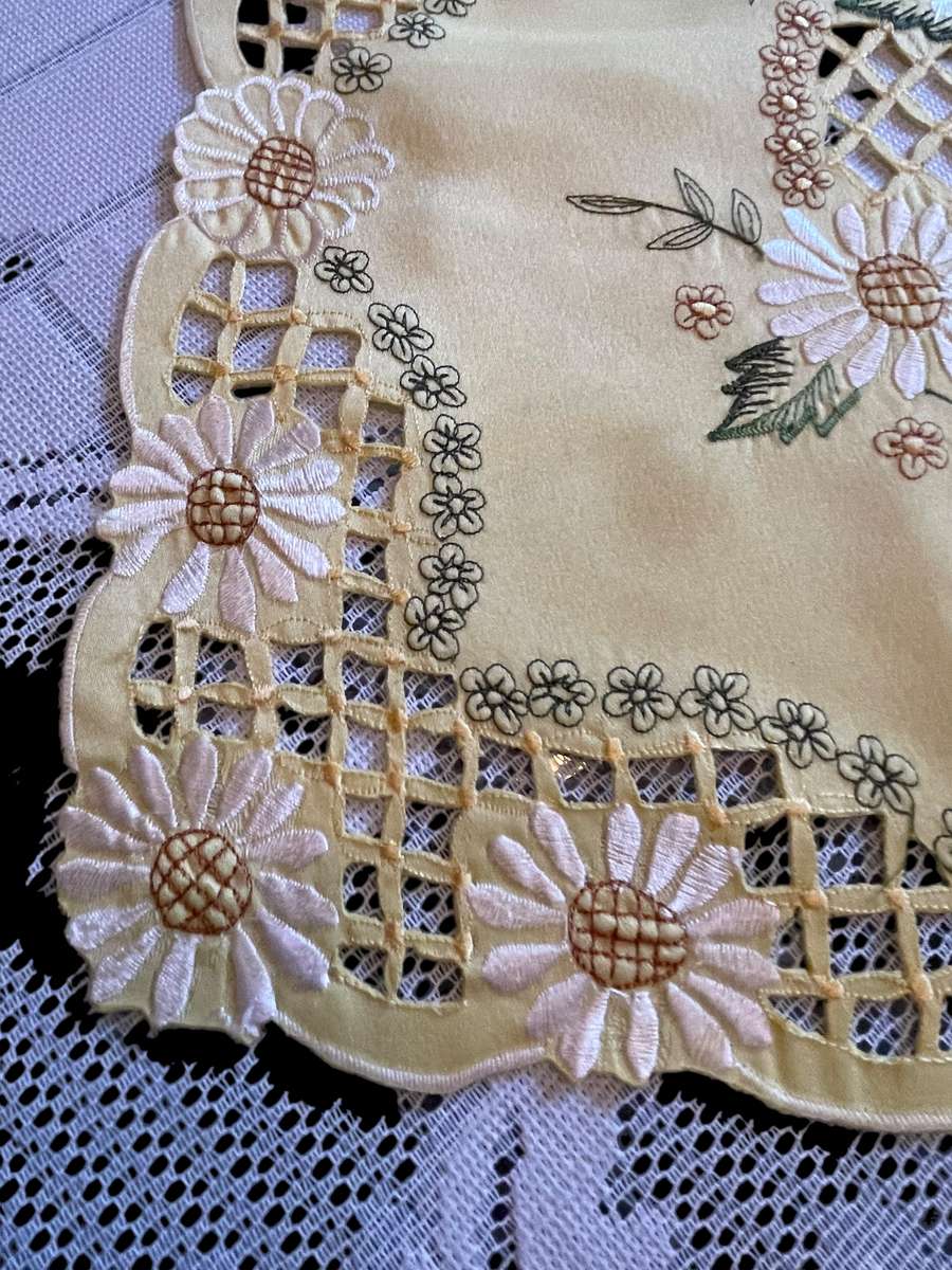 Table overlay /centre piece guipere lace(12)