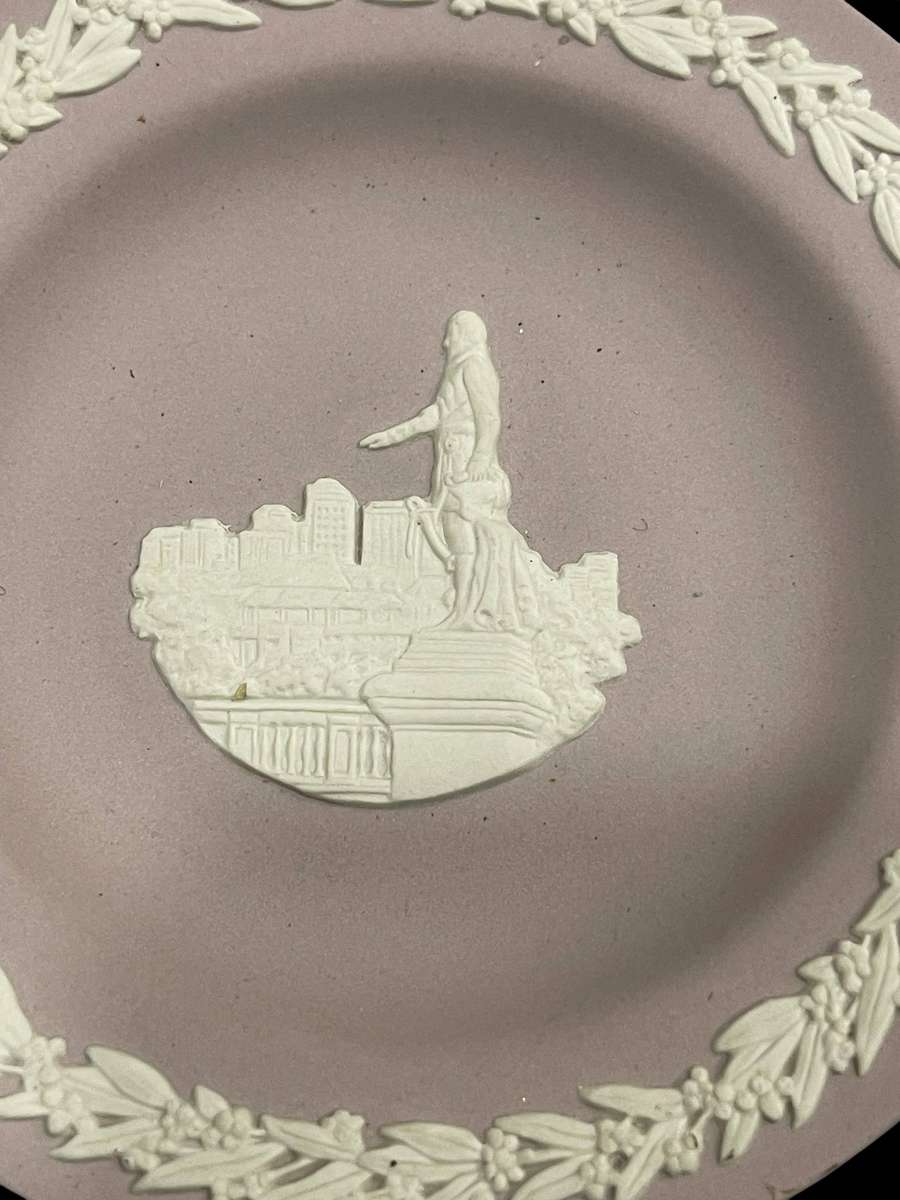 Plate display Wedgwood  lilac