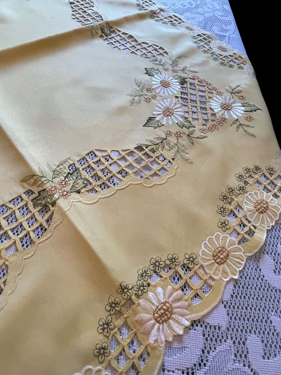 Table overlay /centre piece guipere lace(12)