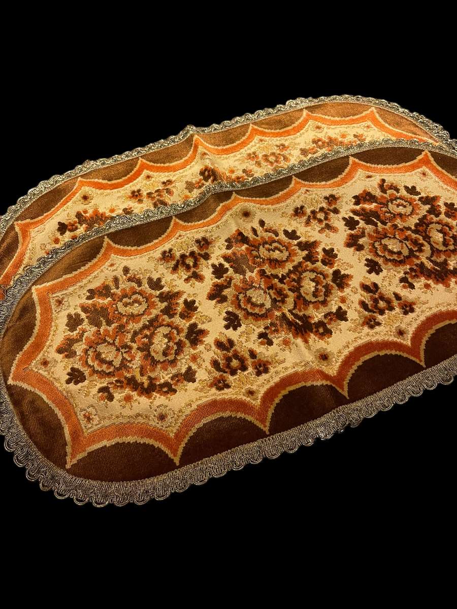 Table centre pieces/runners/ doilies velveteen each