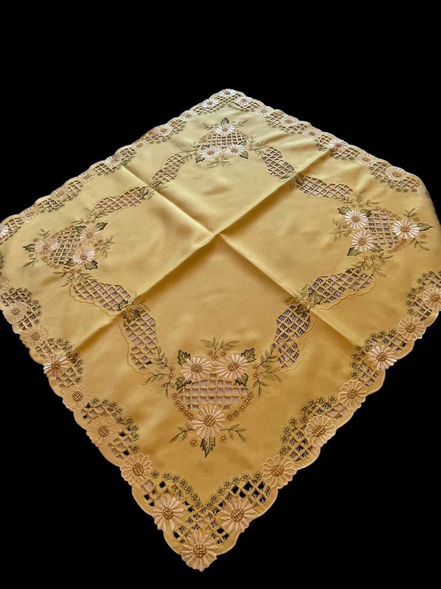 Table overlay /centre piece guipere lace(12)