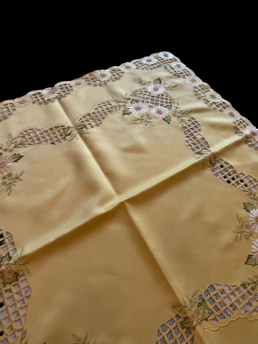 Table overlay /centre piece guipere lace(12)