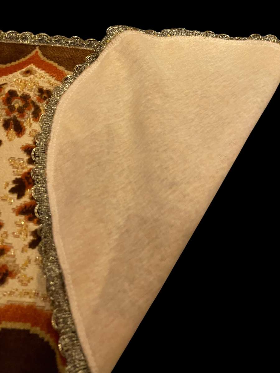 Table centre pieces/runners/ doilies velveteen each