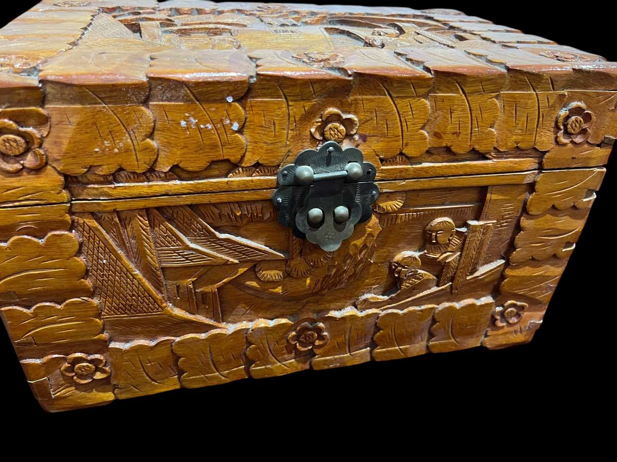Box/container Oriental carved