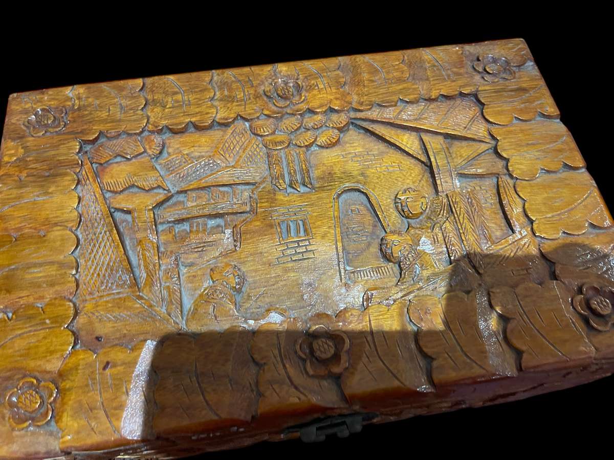 Box/container Oriental carved