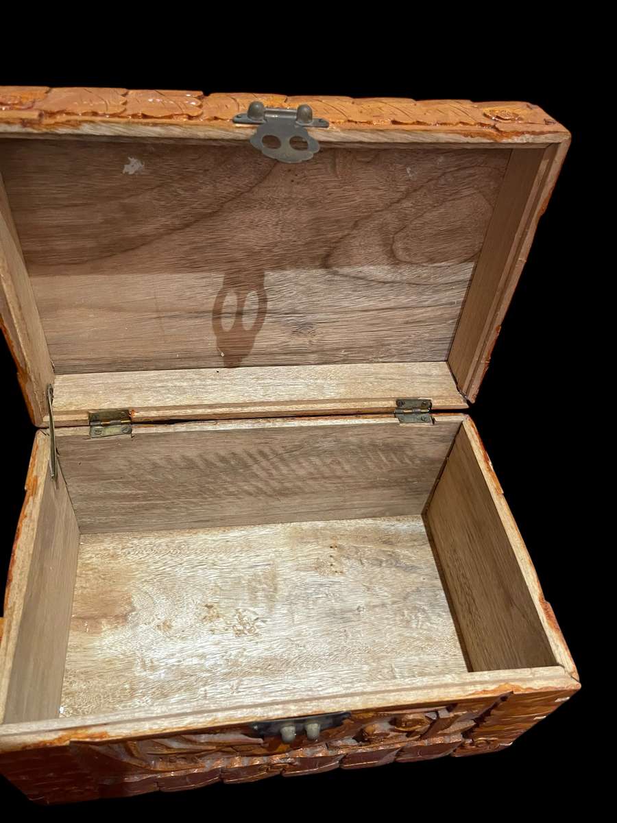 Box/container Oriental carved