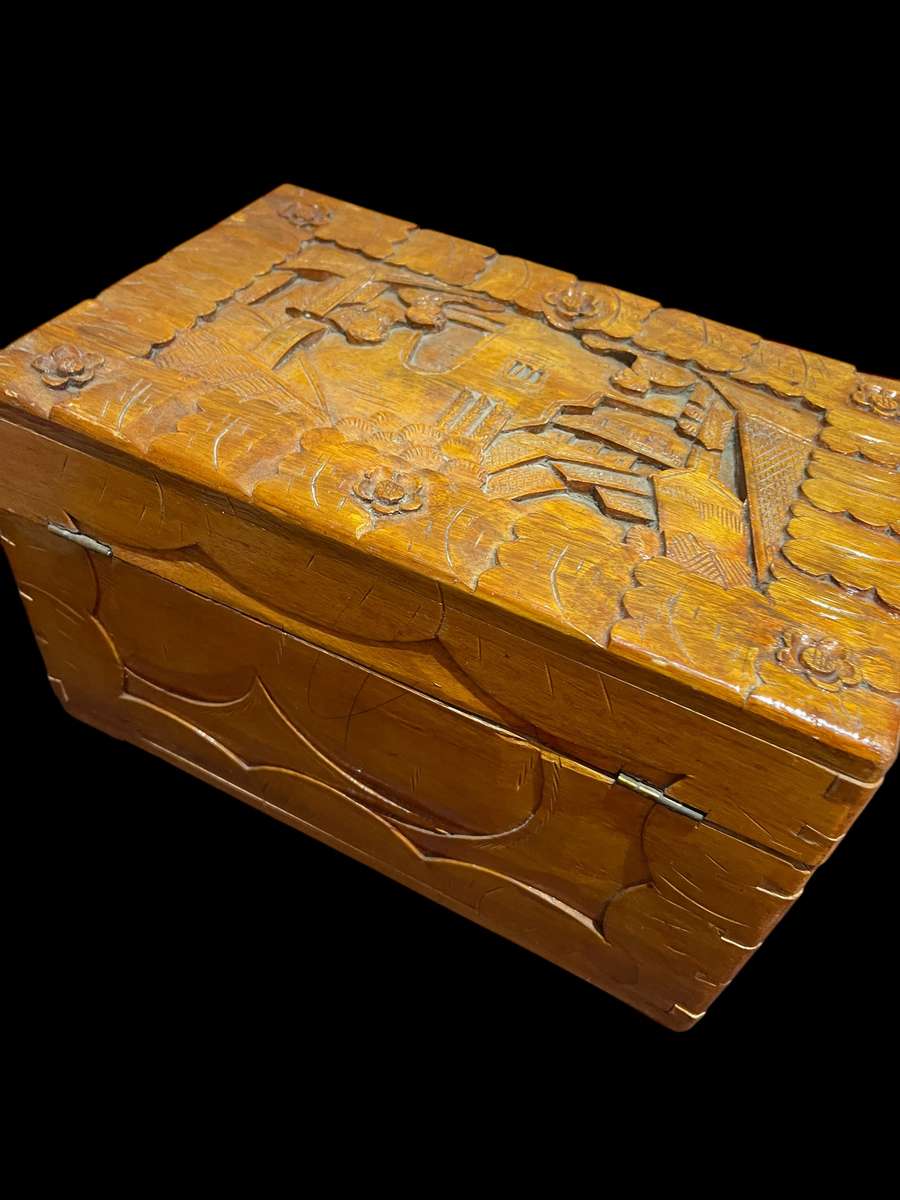 Box/container Oriental carved
