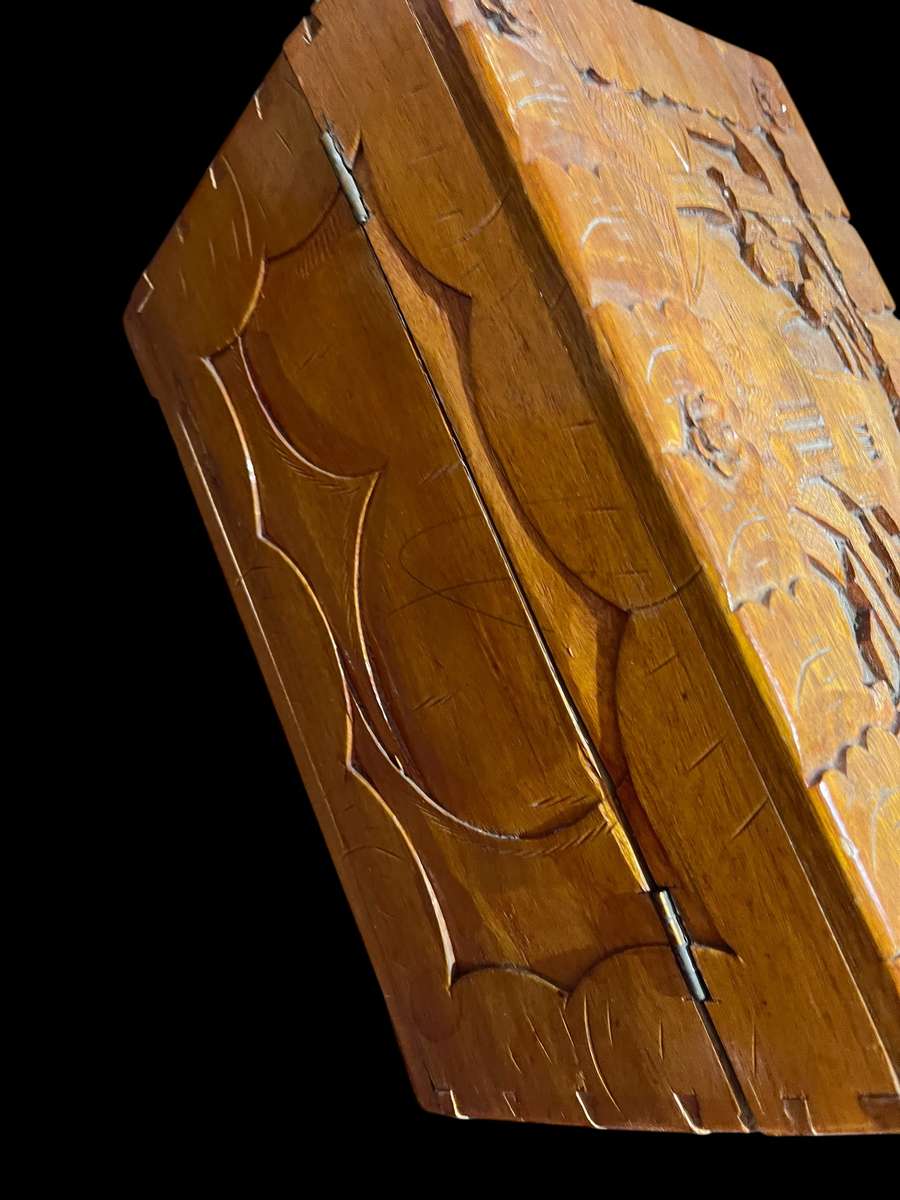 Box/container Oriental carved