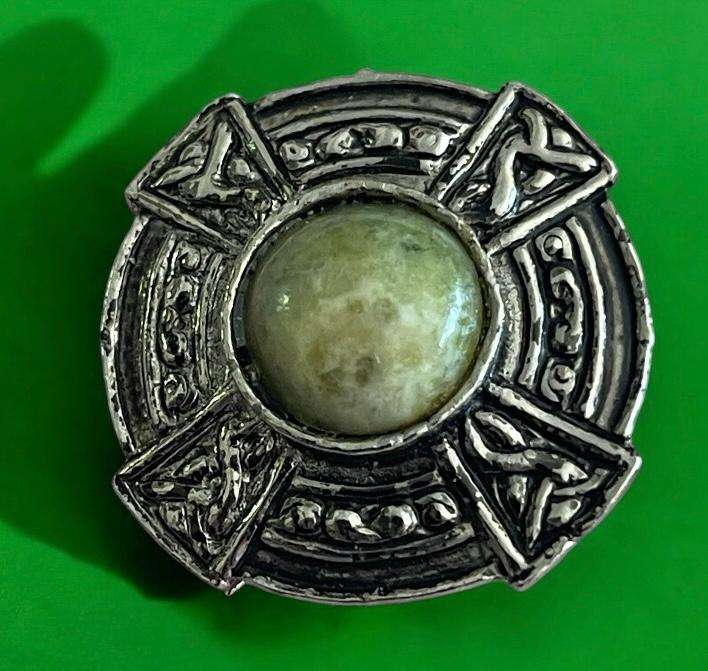 Brooch Celtic knot shield Irish vintage(M)