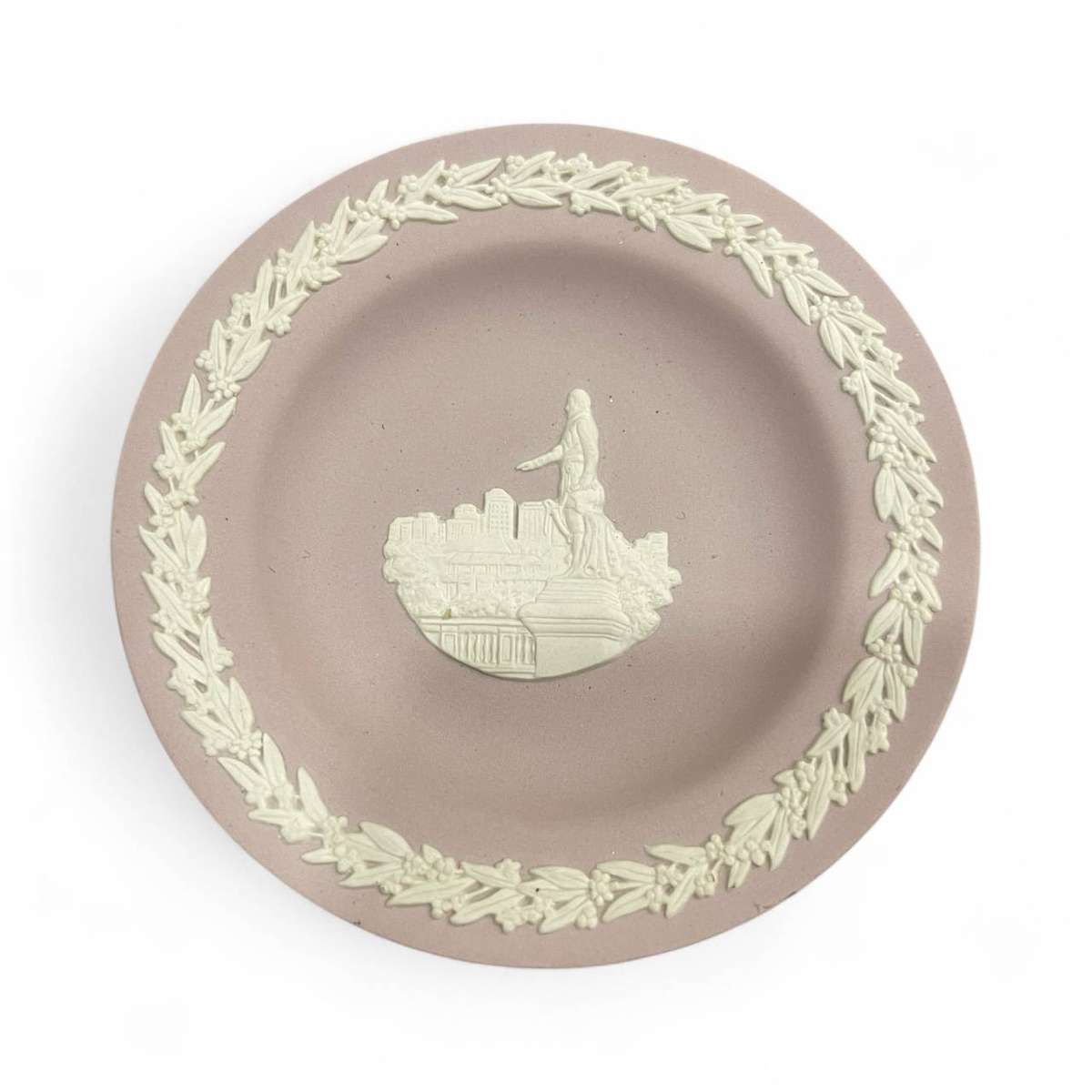 Plate display Wedgwood  lilac