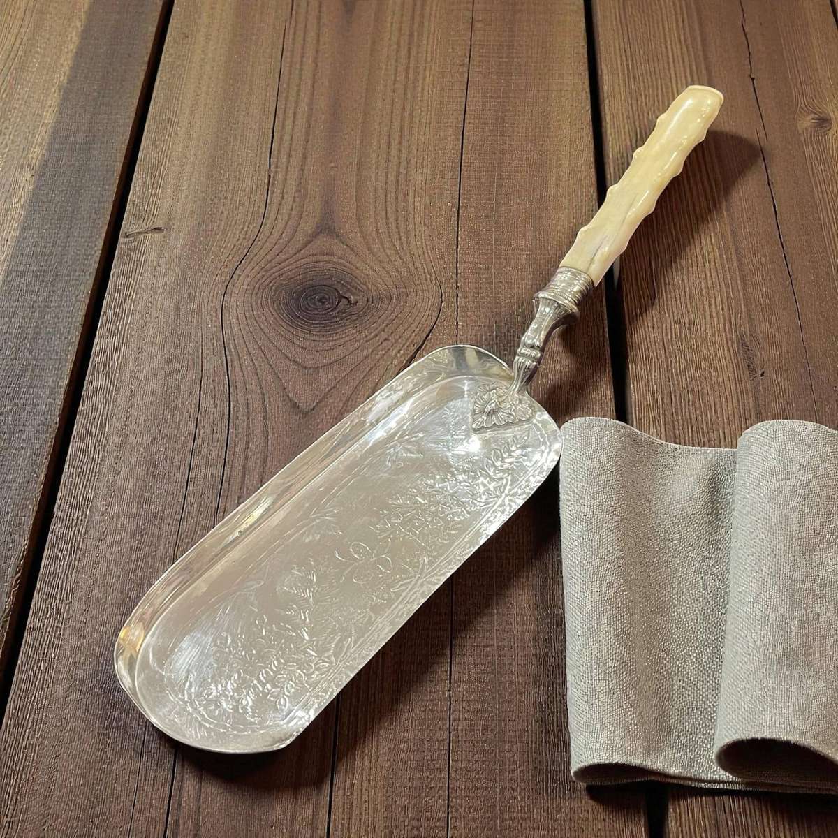 Butlers scoop/food lift