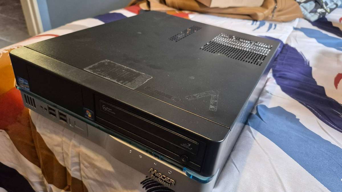 Mecer X109 and 19 inch Samsung monitor - 2 on auction