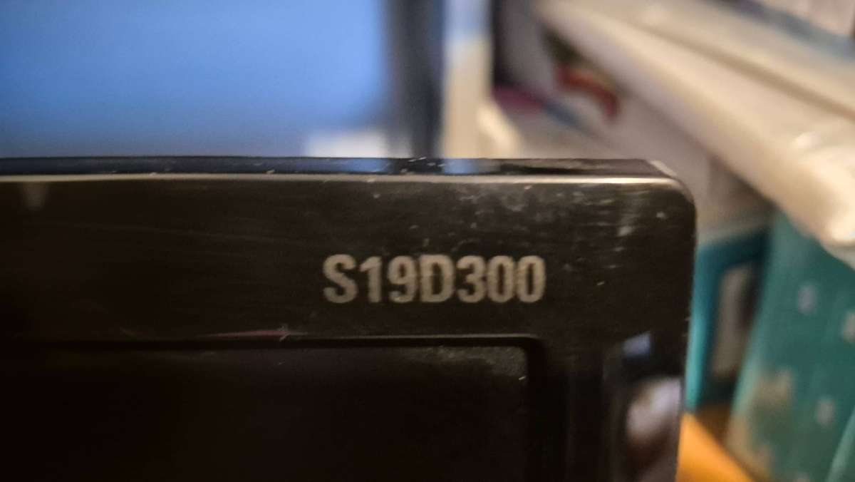 Mecer X109 and 19 inch Samsung monitor - 2 on auction