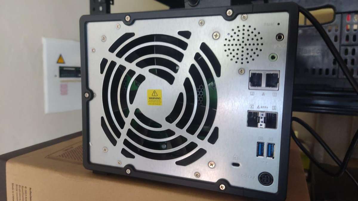 9 Bay NAS /3.5" & 2.5" / 10GbE SFP+  / QNAP TS932X