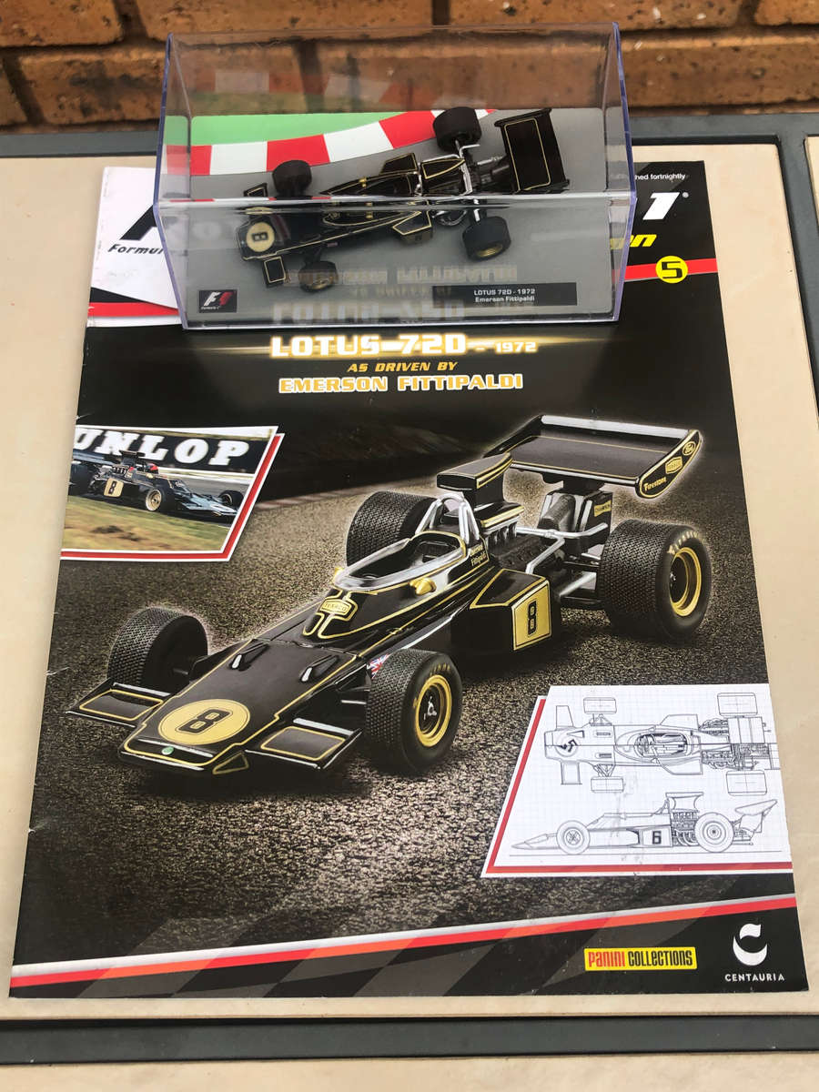 Lotus 72D, 1972 (#8, Emerson Fittipaldi) model + magazine
