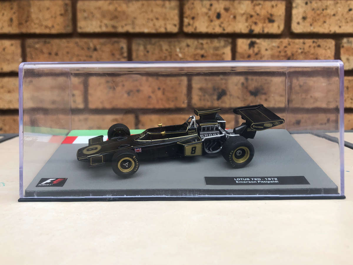 Lotus 72D, 1972 (#8, Emerson Fittipaldi) model + magazine
