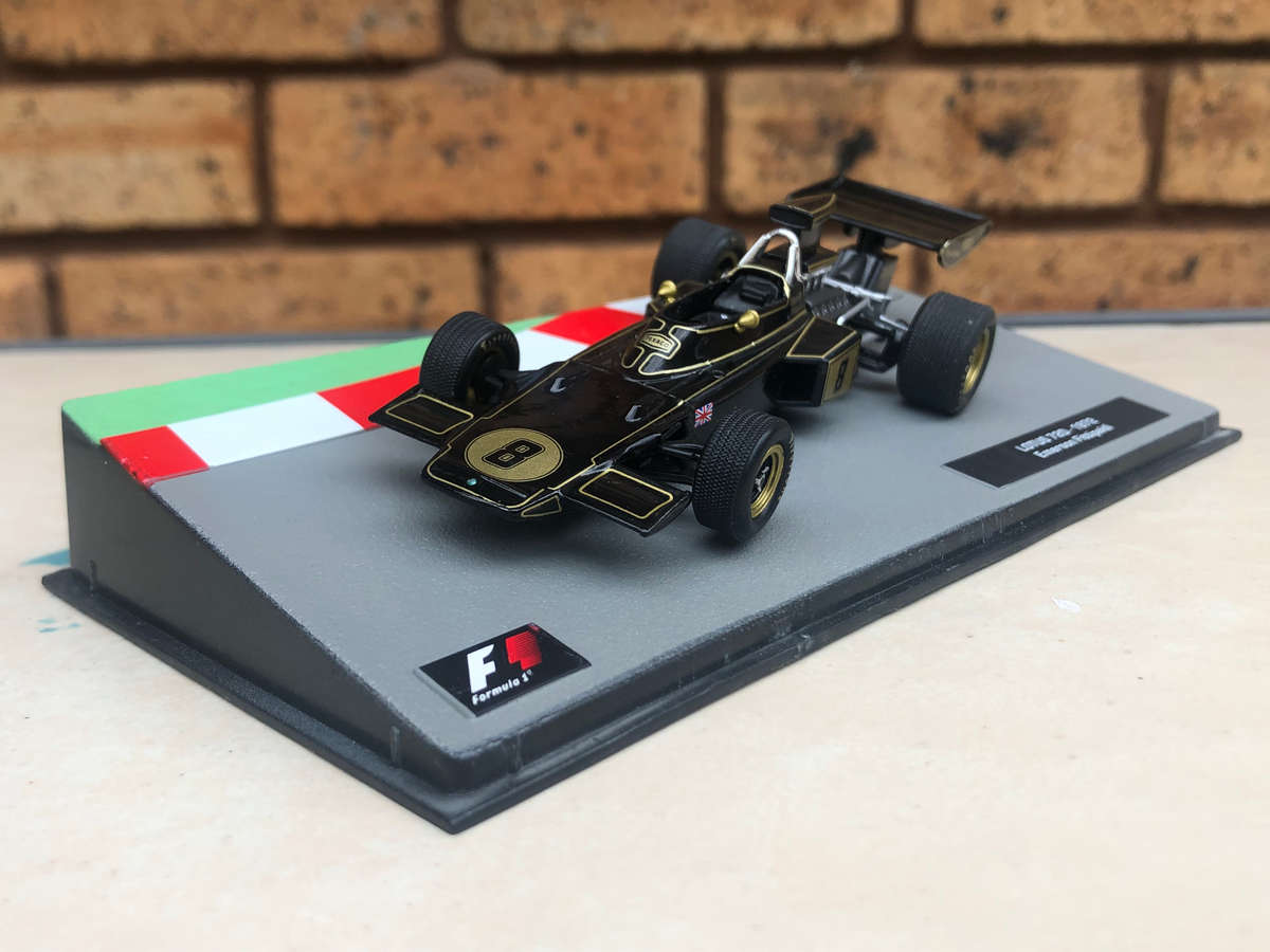 Lotus 72D, 1972 (#8, Emerson Fittipaldi) model + magazine