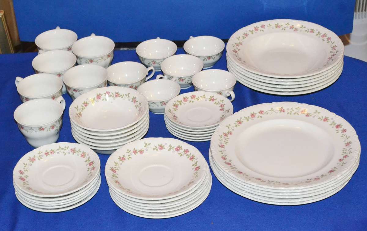 Pontessa Ironstone Spain - Part Dinner Service  49 Pieces 1970s