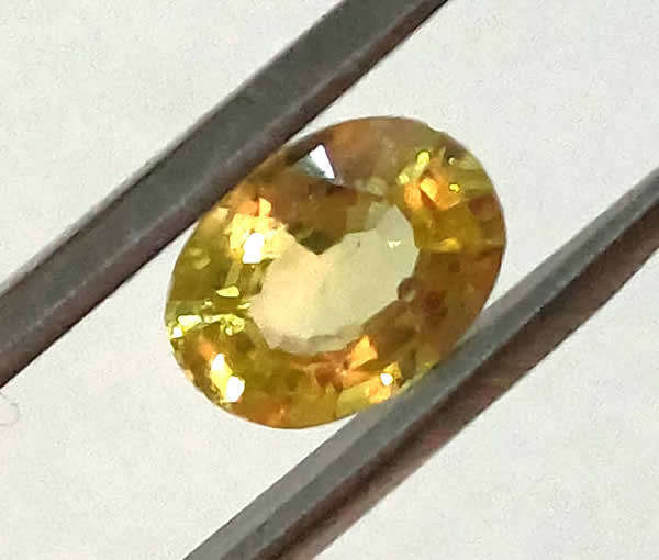Sapphire - Golden Yellow Oval Facet - 0,68cts