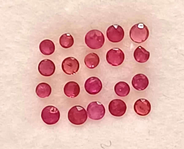RUBY Parcel of 20 - Dazzling Round Facet Pigeon Blood Red - 0,14cts