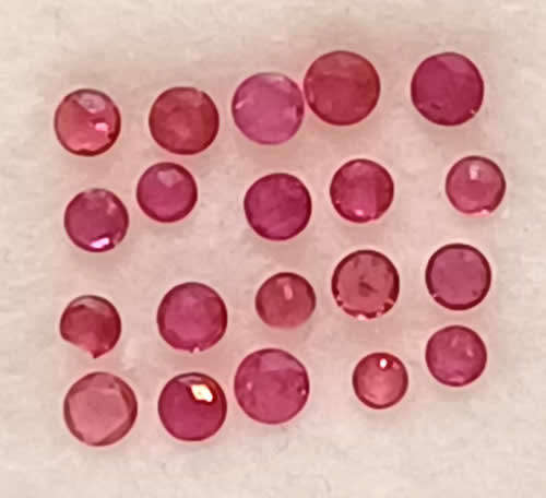 RUBY Parcel of 20 - Dazzling Round Facet Pigeon Blood Red - 0,14cts